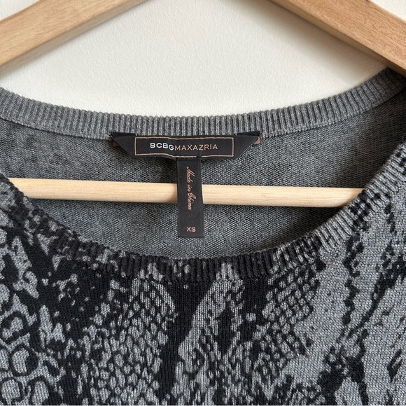 🛷 2 for $13 | BCBG snake print light-weight sweater, tunic length- XS - Picture 2 of 5